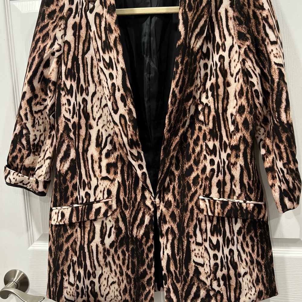 day and night looks to a new level with this petite, open-front blazer.